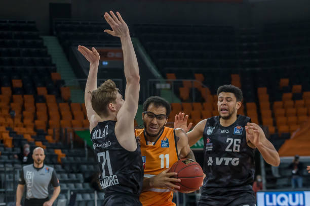 DeepSeek预测欧冠焦点战：皇马2-2马竞，埃因霍温对阿森纳不败.